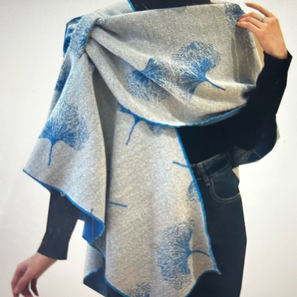 Cozy Loop Recersibke Wrap by Winding River - Picture 2 of 4